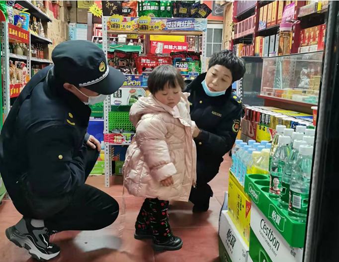 2021年12月16日,河南省漯河市城市管理综合执法支队执法队员高爱土,常