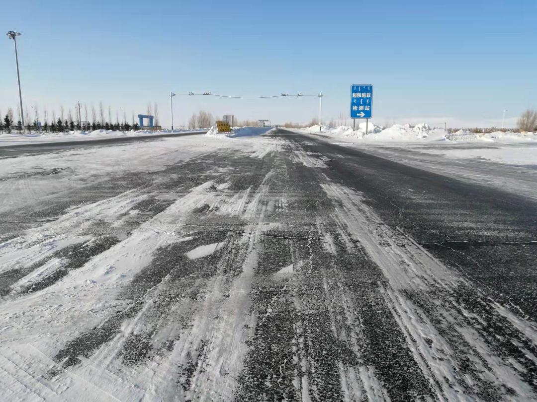 国道306线西乌旗至东乌旗方向道路两侧少量积雪,不影响通行西乌珠穆沁