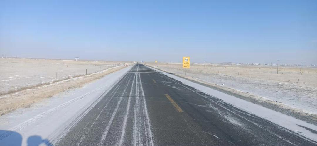 积雪,通行正常东乌珠穆沁旗207国道正蓝旗哈毕日嘎镇路段路面有积雪