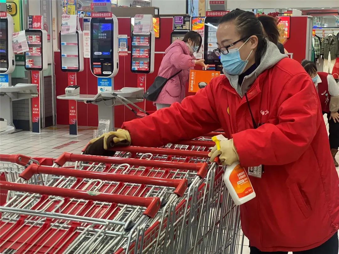 大润发超市工作人员进行消毒记者还走访了东胜区大润发超市,超市工作