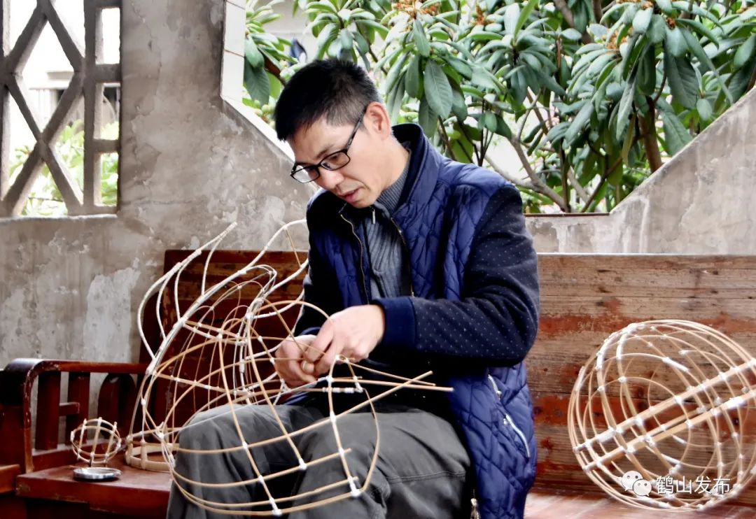 制作过程大致分为扎,扑,描,装四大工序,是一门古老的手艺活,狮头制作