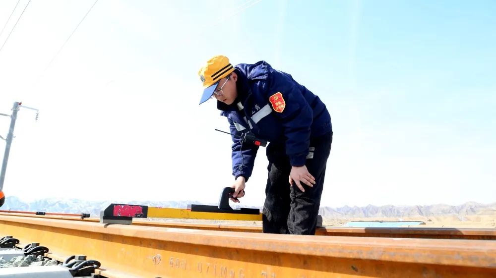 中国铁路兰州局集团有限公司银川工务段正在进行中兰铁路轨道精调