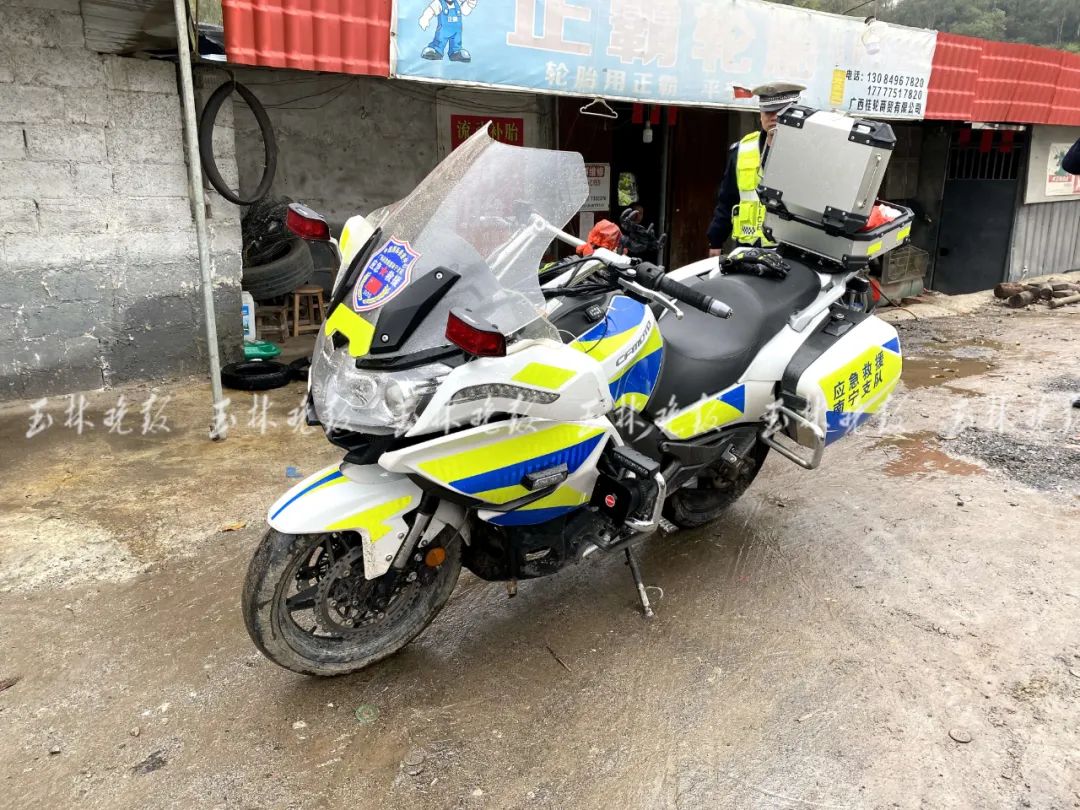 驾驶警车身穿制服警灯闪烁救援队队长竟是漏嘢