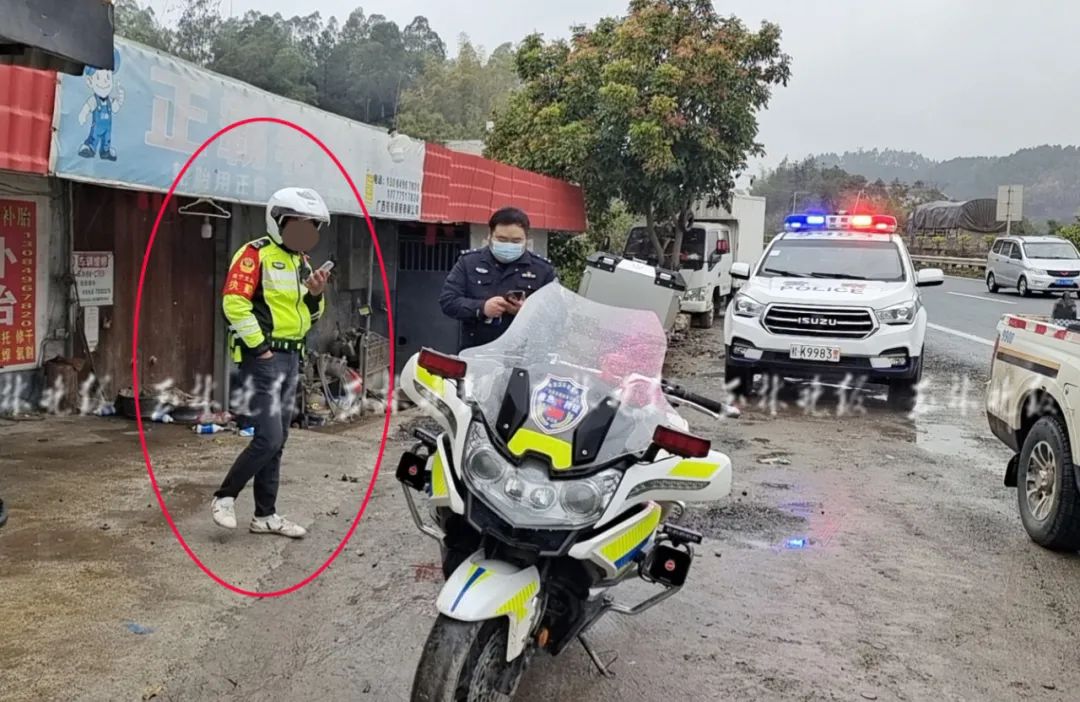 驾驶警车身穿制服警灯闪烁救援队队长竟是漏嘢