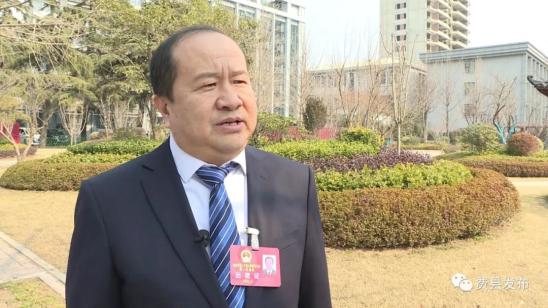 市人大代表杨晓东作为来自一名企业的代表,能参加这次人代会非常自豪