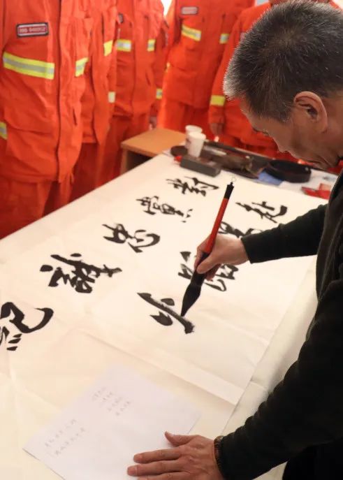书法名家米汇老师走进甘肃森林消防开展创作联谊活动