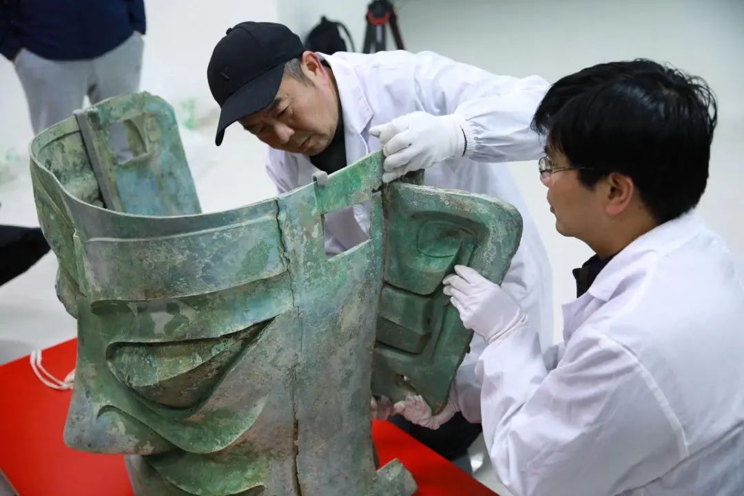 聚焦三星堆3000年前就是c位三星堆青铜大面具是这样发掘出土的刘倩