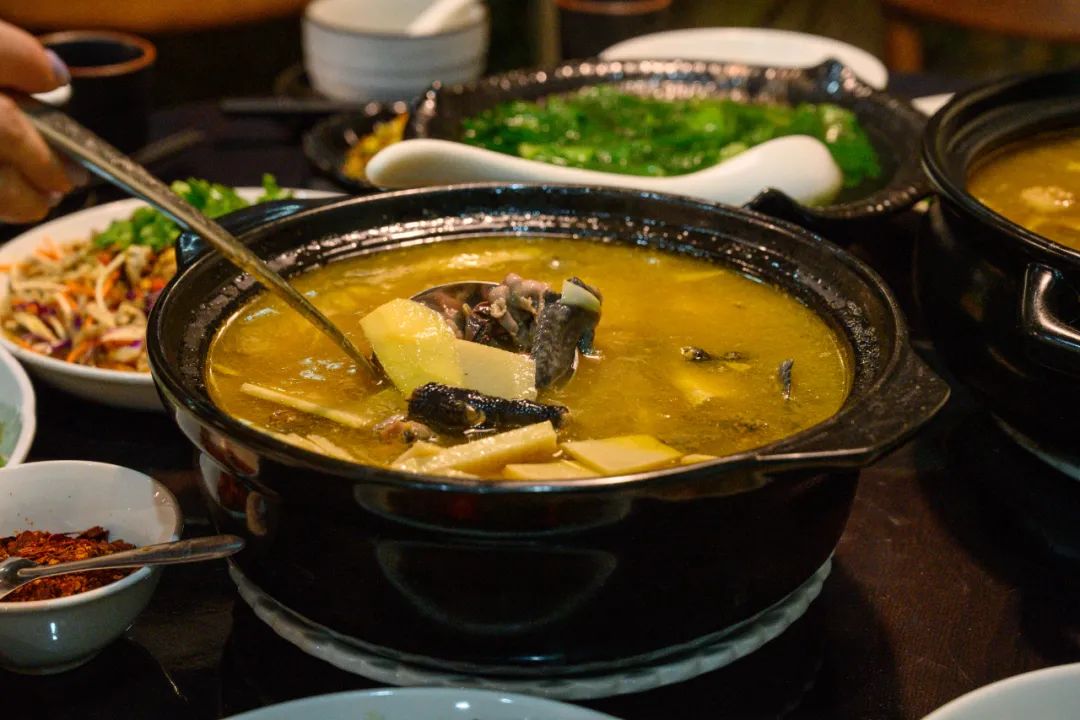 烧棕包时,把整包棕包带外壳放入火力很猛的火堆里