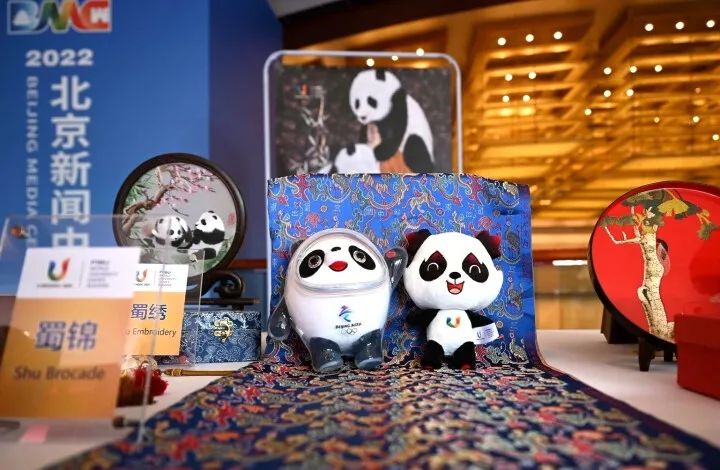 终于突破了传统的蜀锦织造工艺,特别创新设计了锦蝶蜀锦围巾系列