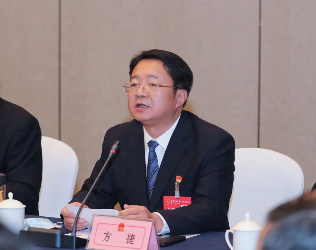 在兴化市代表团,朱立凡认真听取了方捷,陈林,杨汉洲等代表发言.