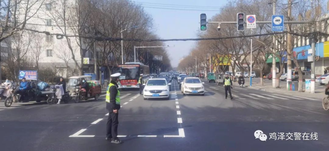 鸡泽交警提示，县城汽车站路口新增红灯直行等待区，您会走了吗？澎湃号·政务澎湃新闻 The Paper 2230