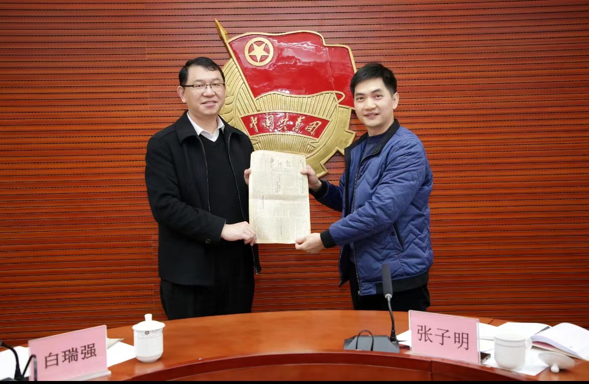 热心人士向共青团惠州市委捐赠360余件珍贵史料