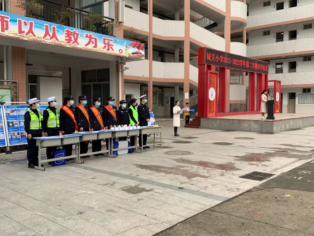 大队走进漳平市城关小学开展"开学第一讲"法制教育与交通安全宣传活动