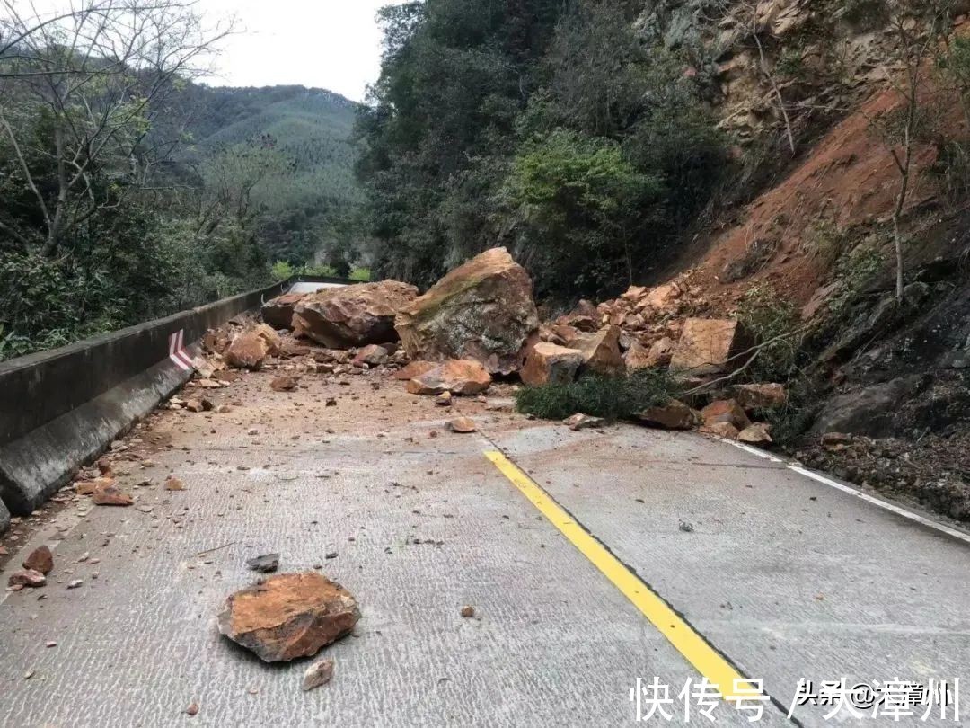 华安一路段突发山体落石阻断交通部门及时抢通排险