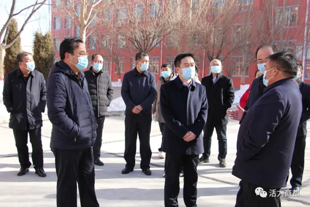 2月26日,县委副书记,政府县长杨文辉深入我县部分中小学,幼儿园就春季