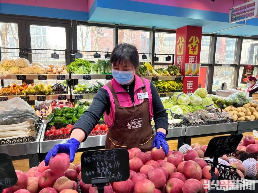 仍在忙碌着隔离了四天的四名员工在小区的乐华生活超市虽然解除管控