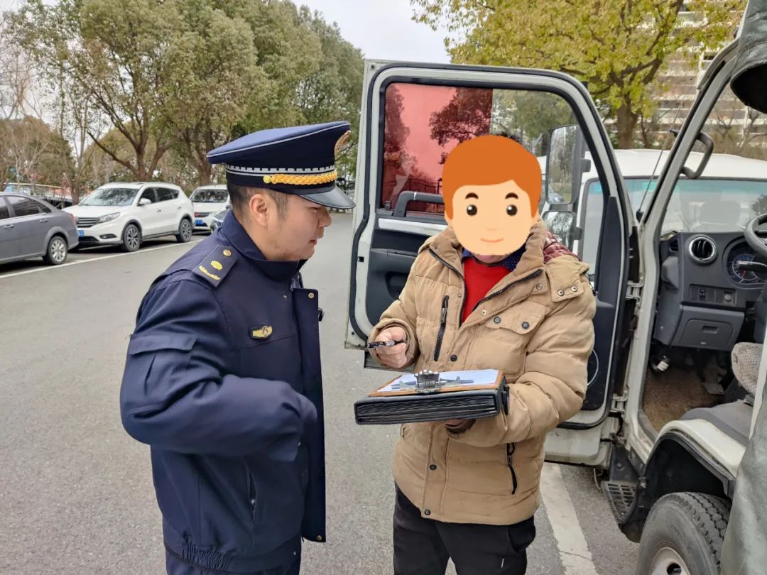 货车停车位作仓库聪明？松江城管：违法！