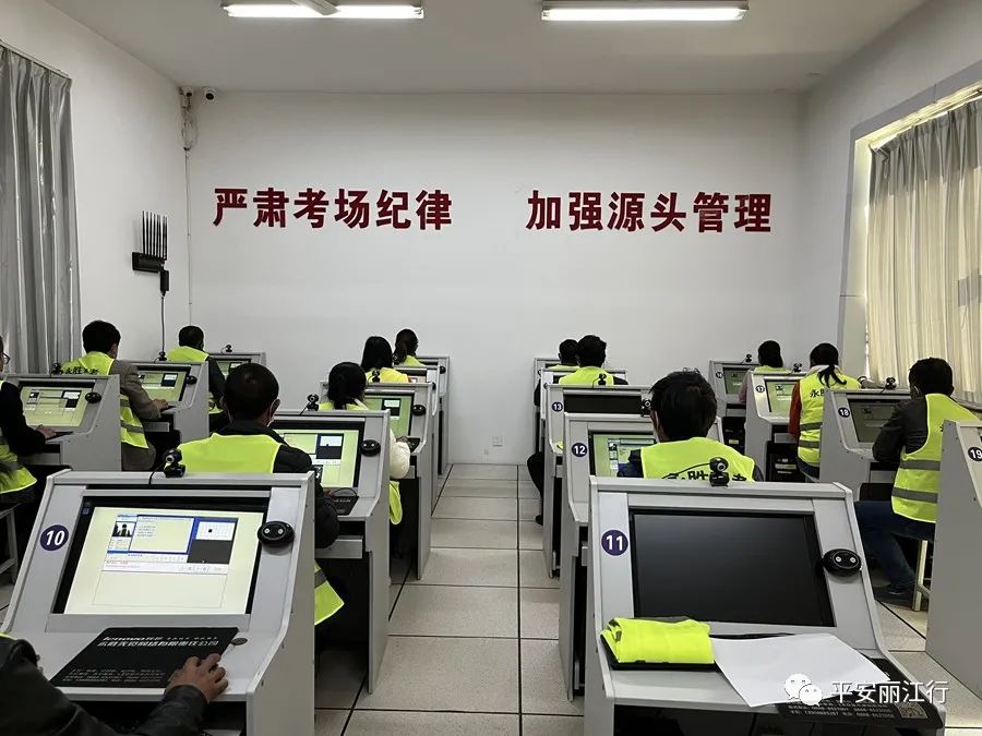 胆大包天一男子酒后参加科目一考试还没开始就结束了