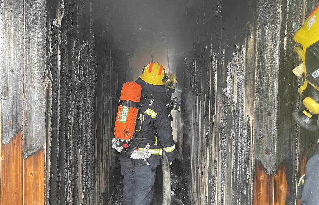 贵州一自建民房发生火灾一家三口被困楼顶