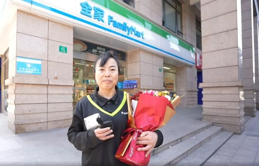 梁玉宜,全家便利店员工.