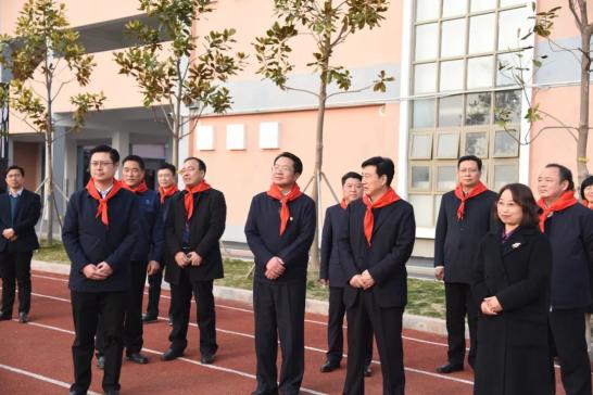 兴达公司董事长刘锦兰和市领导殷俊,沙顺喜,姚群印,王辉参加活动.