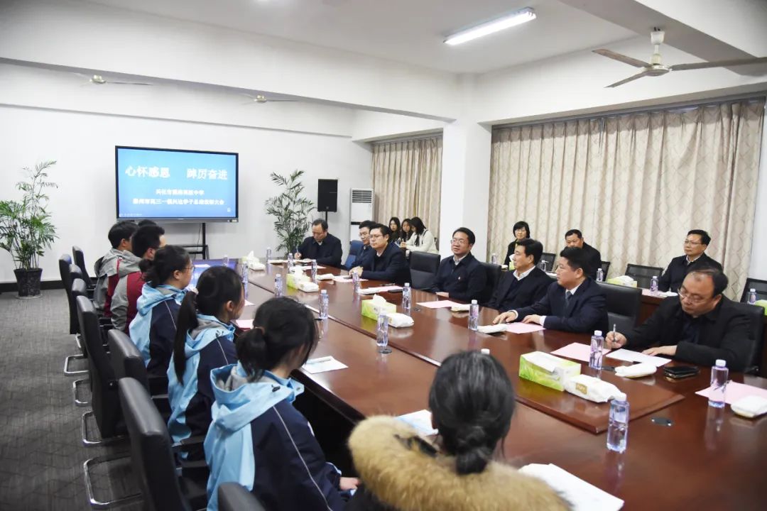 相关情况,学生代表和教师代表作交流发言;方捷,刘锦兰为获奖学生颁奖