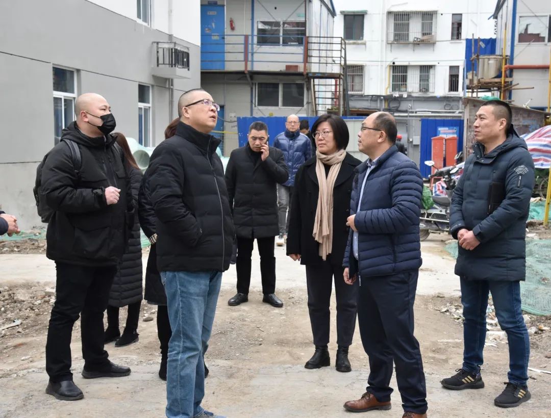 赴静安区实地调研在静安区,在彭浦新村街道办事处副主任胡志雄陪同下