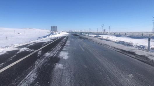 国道306线西乌至林西方向,道路两侧积雪,多段道路结冰,请减速慢行