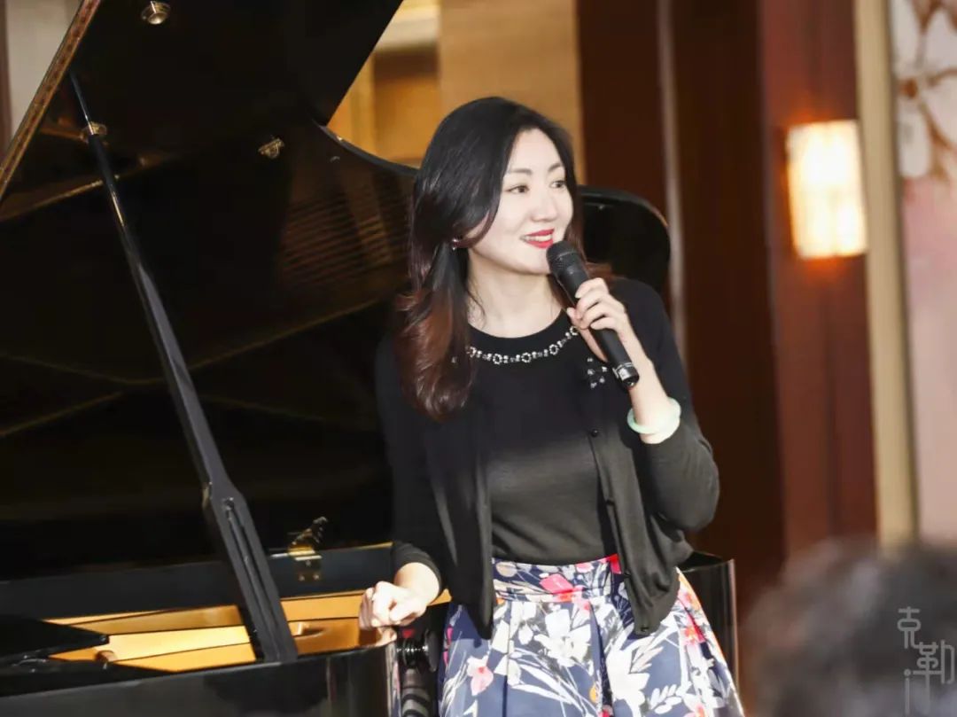 主持人阎华首先分享了几个令她难忘的瞬间.