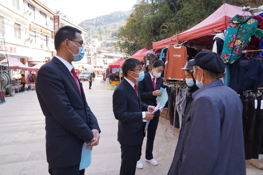 施甸法院到酒房乡集市开展世界野生动植物日主题宣传活动