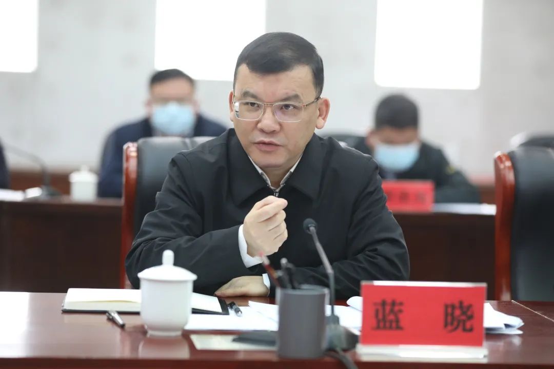 崇左市委常委,常务副市长罗海山主持会议.会议现场