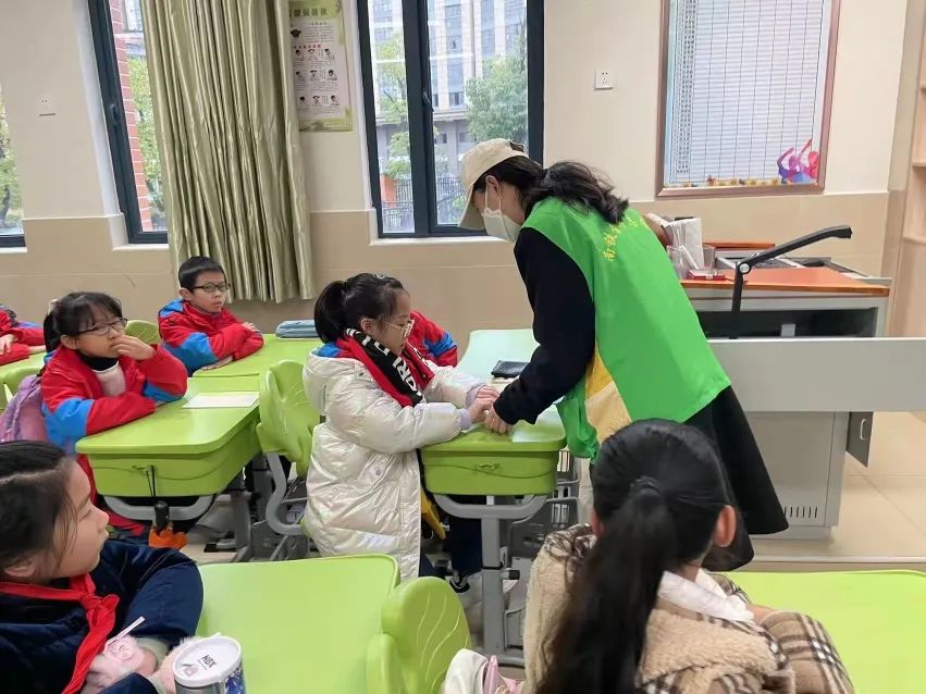 福州客运段南昌车务段团委组织青年志愿者到明和镇中心小学开展爱路护