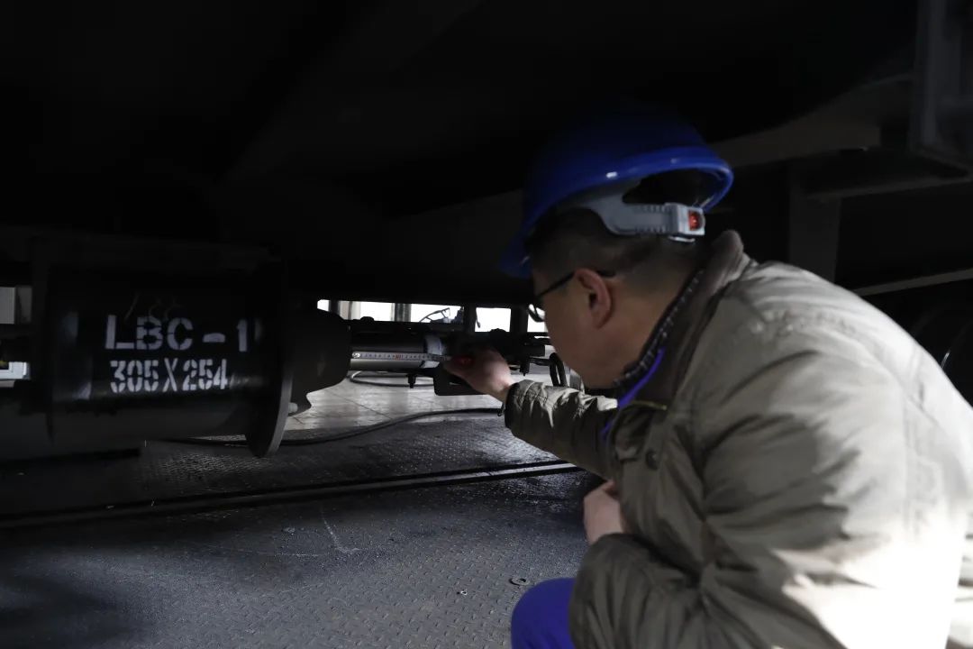 测量制动缸鞲鞴行程涂抹防锈检漏剂73 严把安全关作业人员将制动缸