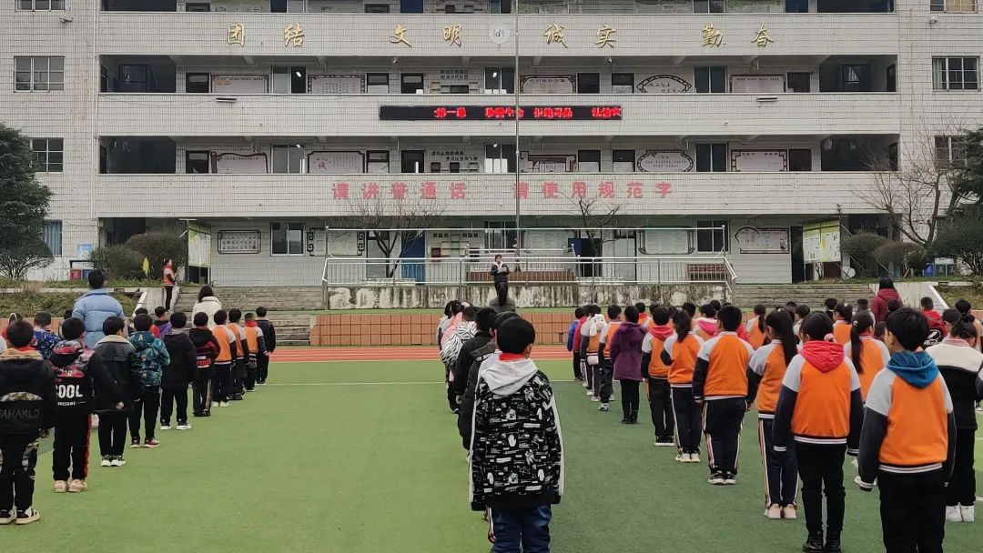 中学师生集中聆听禁毒知识原标题:《修文县开展禁毒知识进校园活动》