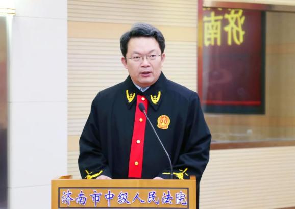 首先,李向陽代院長向新任職法官頒發任命書;隨後在李向陽代院長監誓下