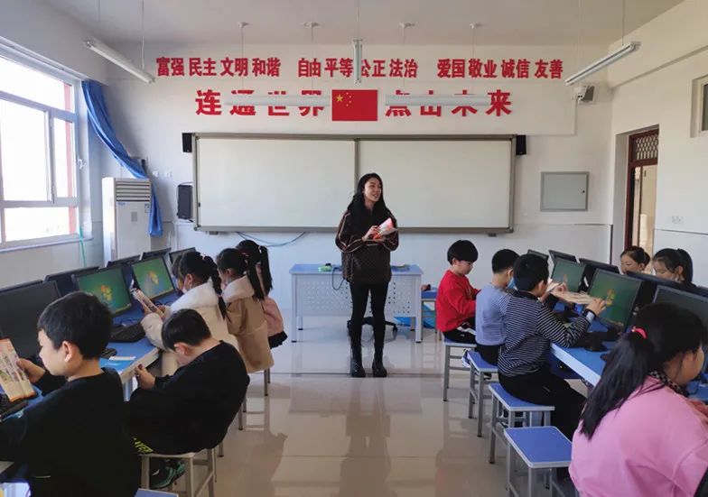 3月2日上午,市委网信办工作人员来到天健湖小学,分别从网络诈骗,沉迷