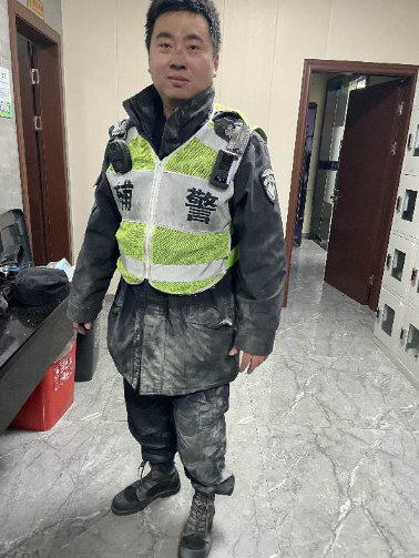 巡逻辅警徐忠伟到达兴旺村后,只见现场浓烟滚滚.