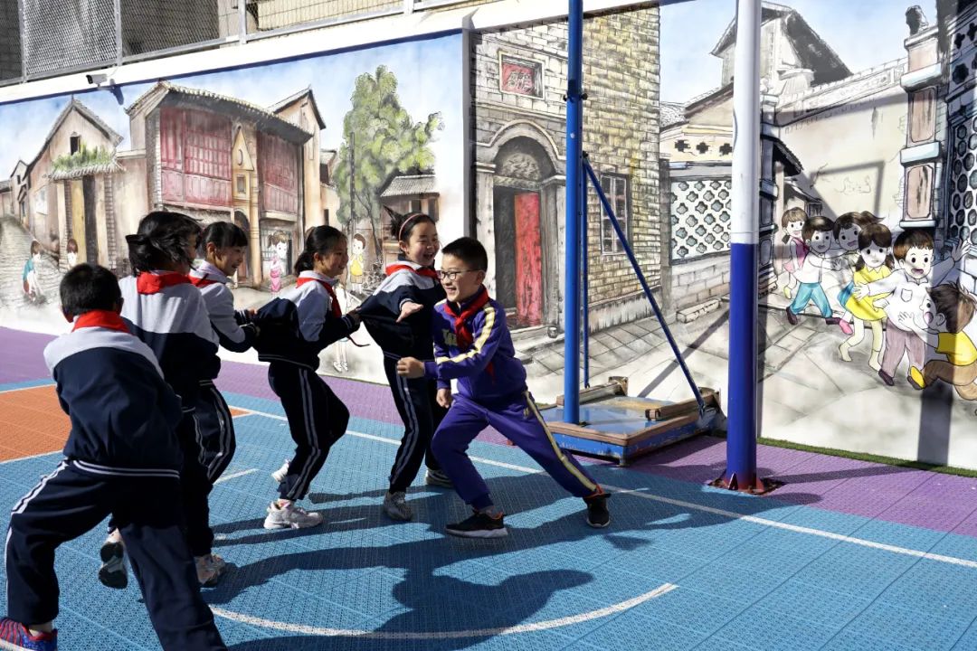 校园圈丨跳海牌花绷绷绘上墙娃娃爱上老昆明游戏