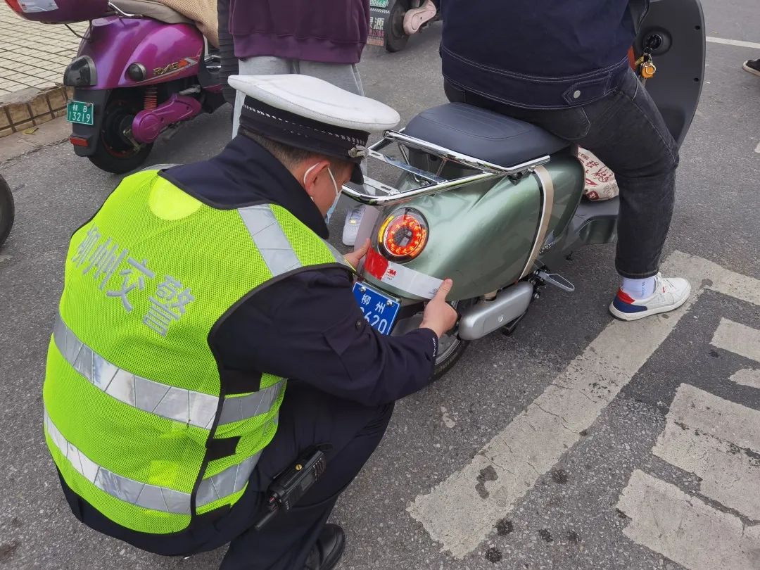 够用心了为了你的安全柳州交警又想出新招