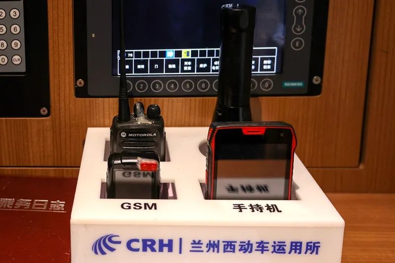 工作中,列车员还配有一台对讲机通过这台设备沟通工作事宜值乘任务中