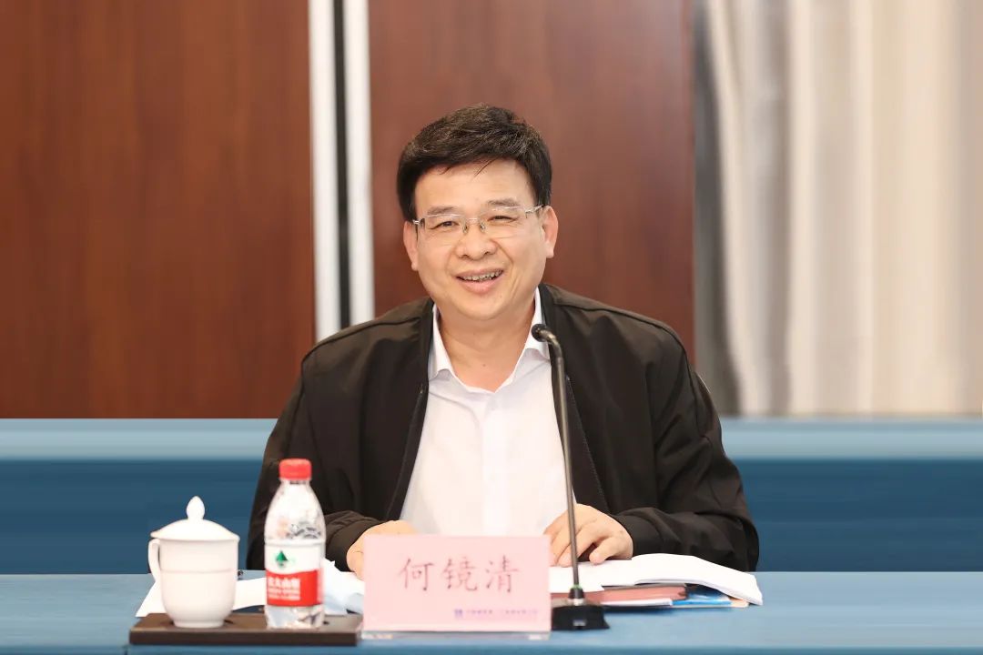 章维成与广州市白云区委书记何镜清会谈