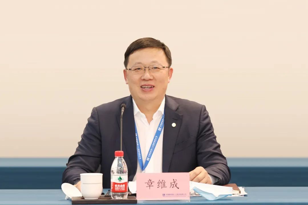 章维成与广州市白云区委书记何镜清会谈