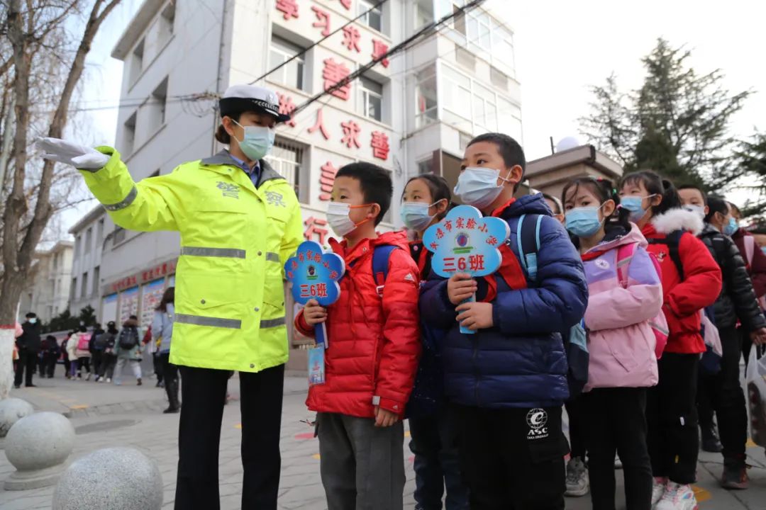 我願風雨無阻守護孩子們可愛的笑臉