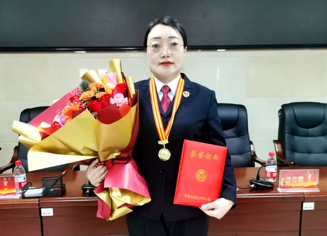 关注为她鼓掌今天苏丽红收到了一份特殊的女神节礼物