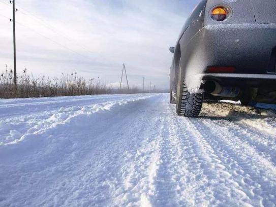 恶劣天气出行提示岭城交警提醒您雪天行车请谨慎驾驶