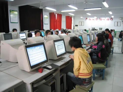 揭秘 | "上电脑课记得穿鞋套"暴露年龄的时候到了!