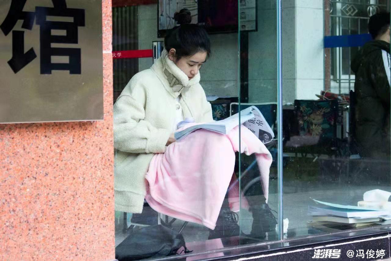 考试进入倒计时，张媛媛正在中南财经政法大学的自习室里背书。受访者供图