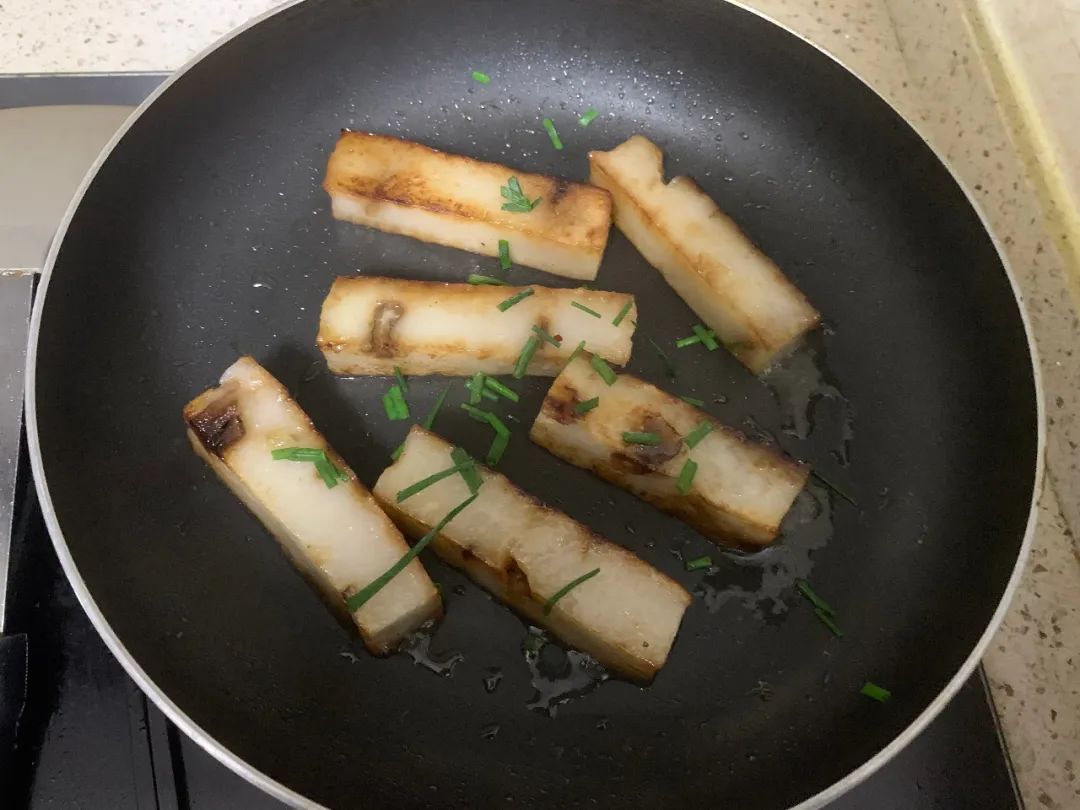 熯一熯,熯到两面金黄,在上面加点葱花和盐,吃起来外脆里糯,咸酸笃笃