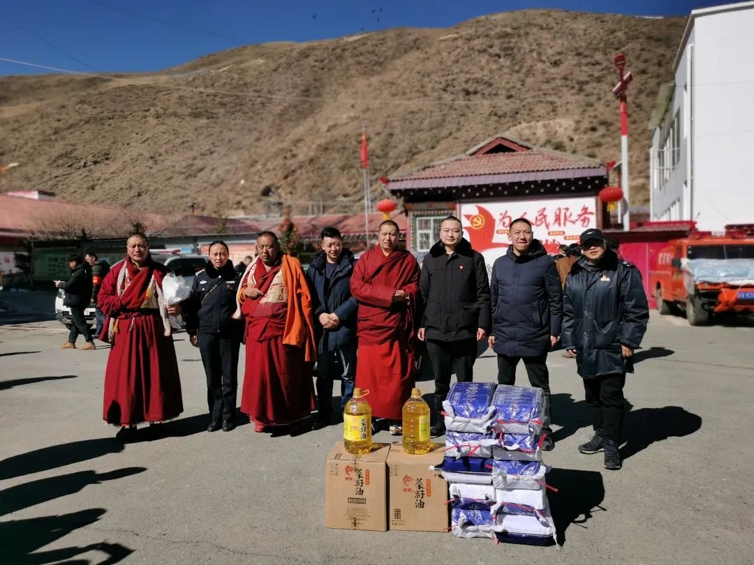 3月4日,甘孜县人民法院党组书记,院长张浩丹一行人到扎拉寺走访慰问