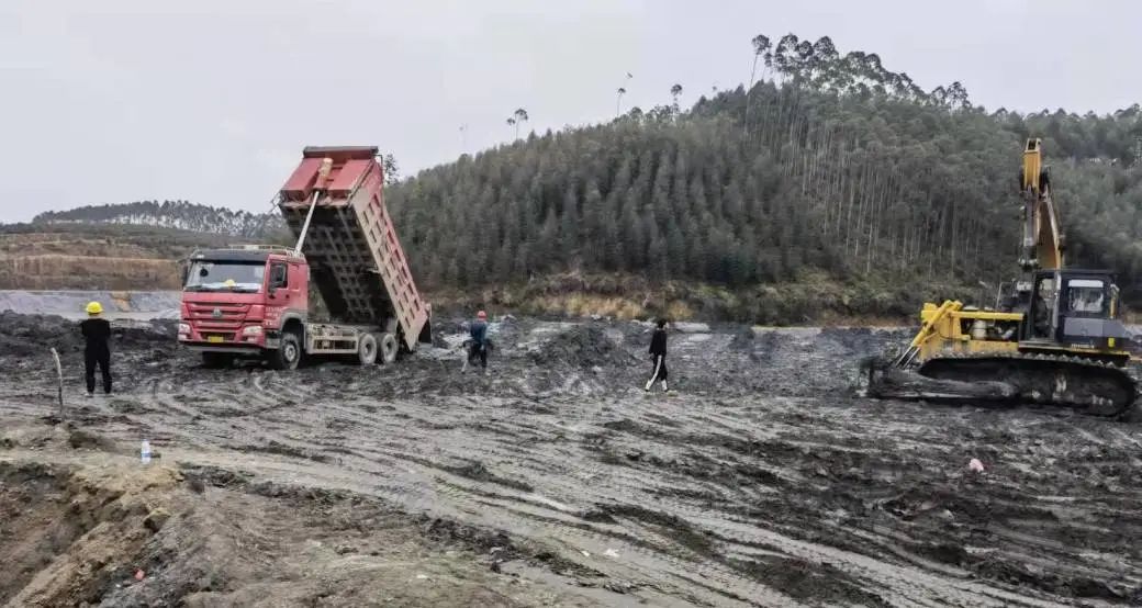 抢抓晴好天气！武宣县有序推进尾矿库矿渣搬迁工作！